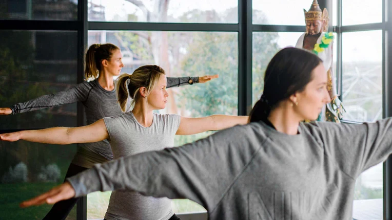 Trois femmes faisant du yoga